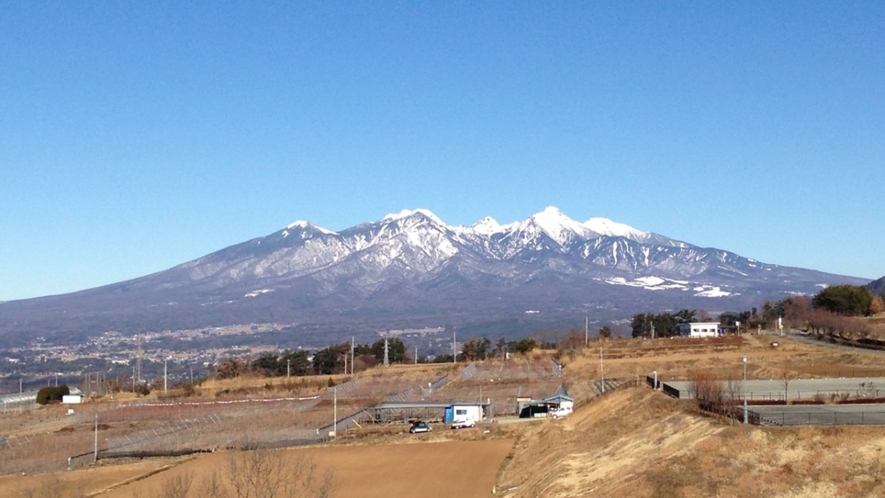 ・八ヶ岳は、南北約25km、東西約15kmに及ぶ、日本を代表する山岳