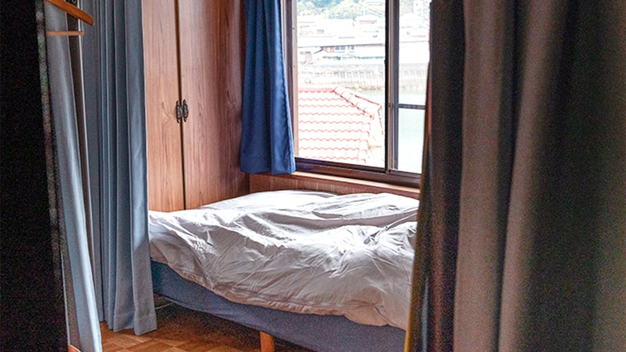 ・眺望：川のお部屋では、2段ベッド2台+シングルベッド1台となります。