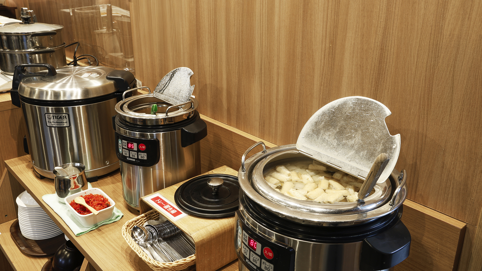 【無料朝食】量も種類も自由に調節できるビュッフェスタイルです。