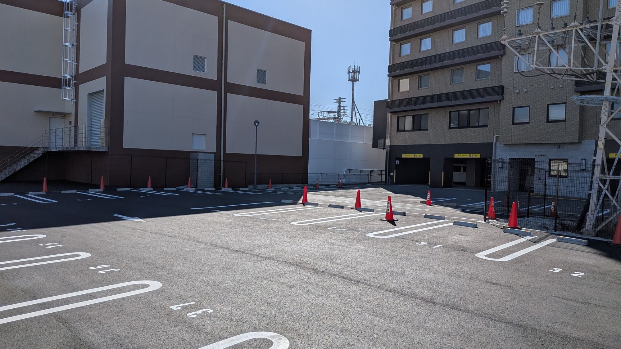 【駐車場】事前予約制／有料　大型車両のご相談も承ります。