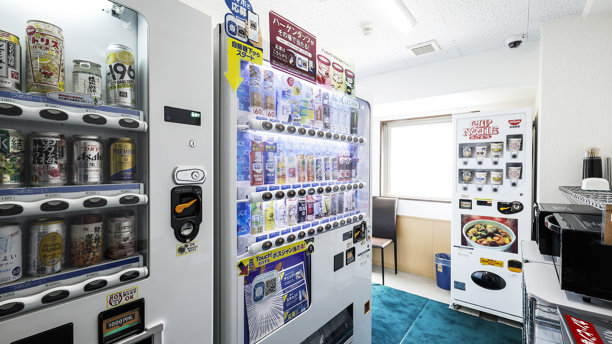 【自動販売機】飲料・軽食なども販売。同フロアに電子レンジも設置しております。