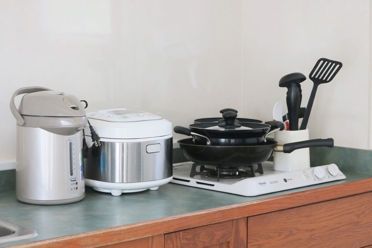 キッチン　家電は冷蔵庫・電子レンジ・炊飯器・電子ポットをご用意しております。