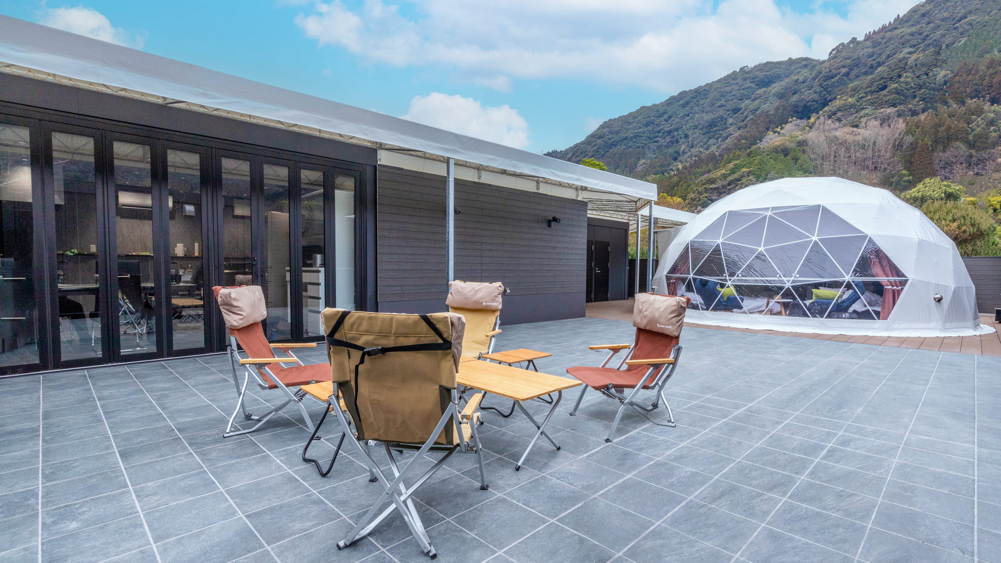 完全プライベート空間。雨天時も屋根を開閉できゆったりお過ごしいただけます。