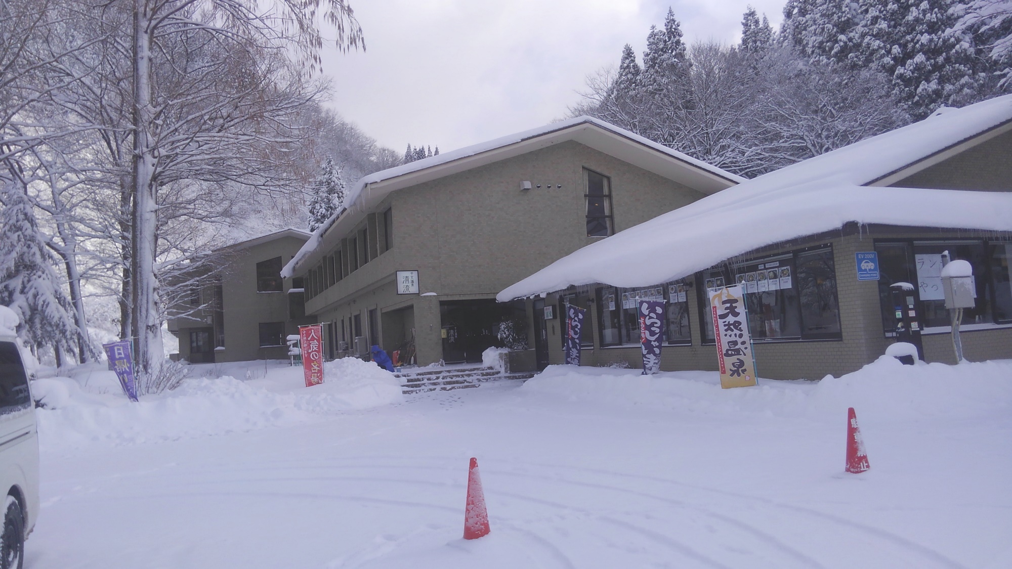 *【外観（冬）】冬は雪が積もり、温泉からは雪見風呂をお愉しみいただけます。