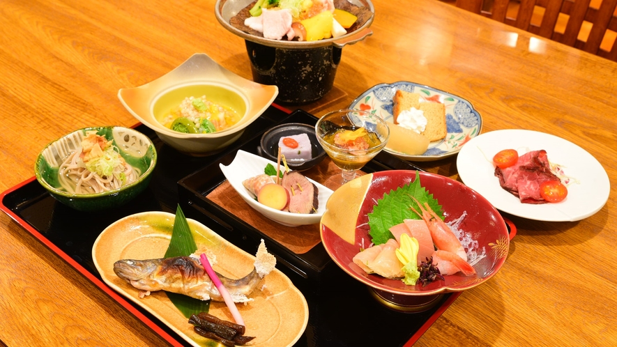 *竹コース／地元の食材をふんだんに使用したバランスのちょうどいい夕食です。
