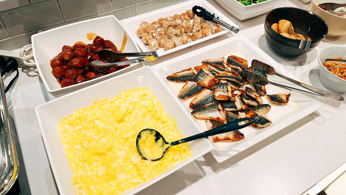 ■朝食ビュッフェ（スクランブルエッグ、焼き魚、ミートボール、シューマイ）