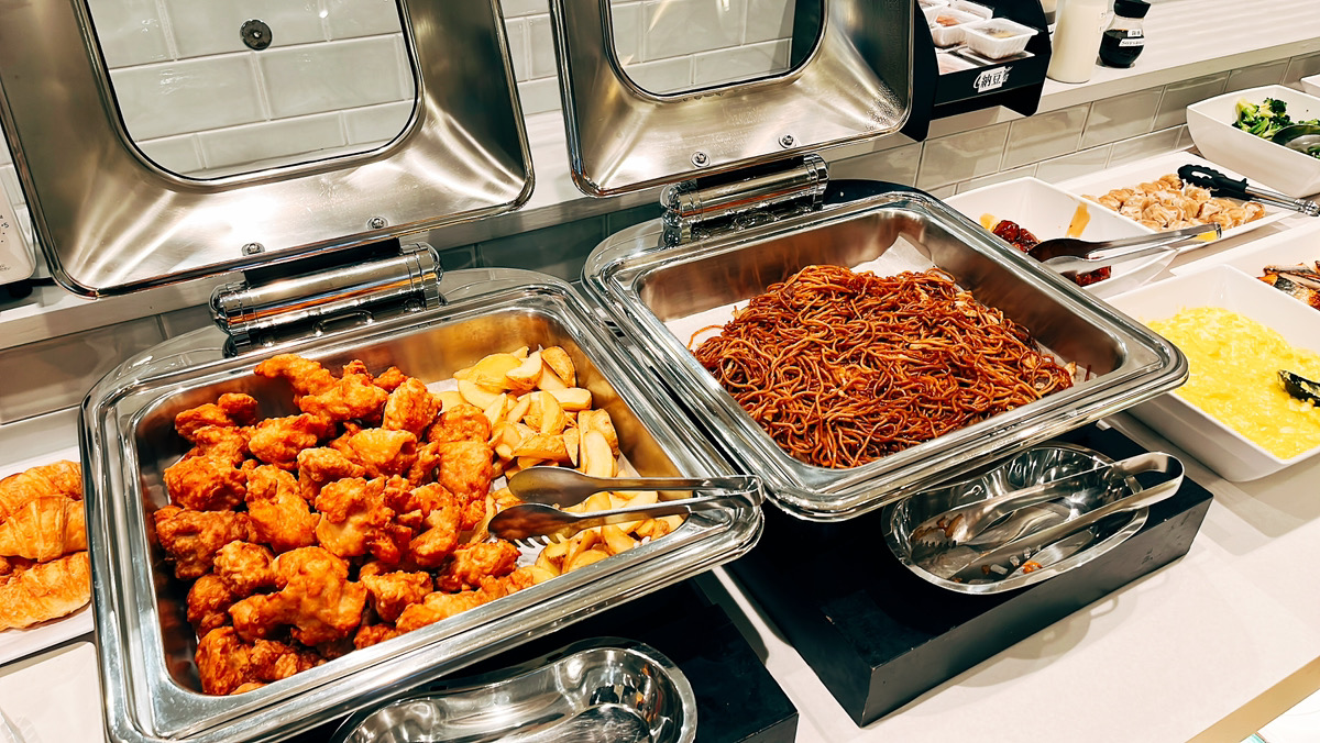 ■朝食ビュッフェ（焼きそば、から揚げ、ポテト）※食材は不定期で変わります。