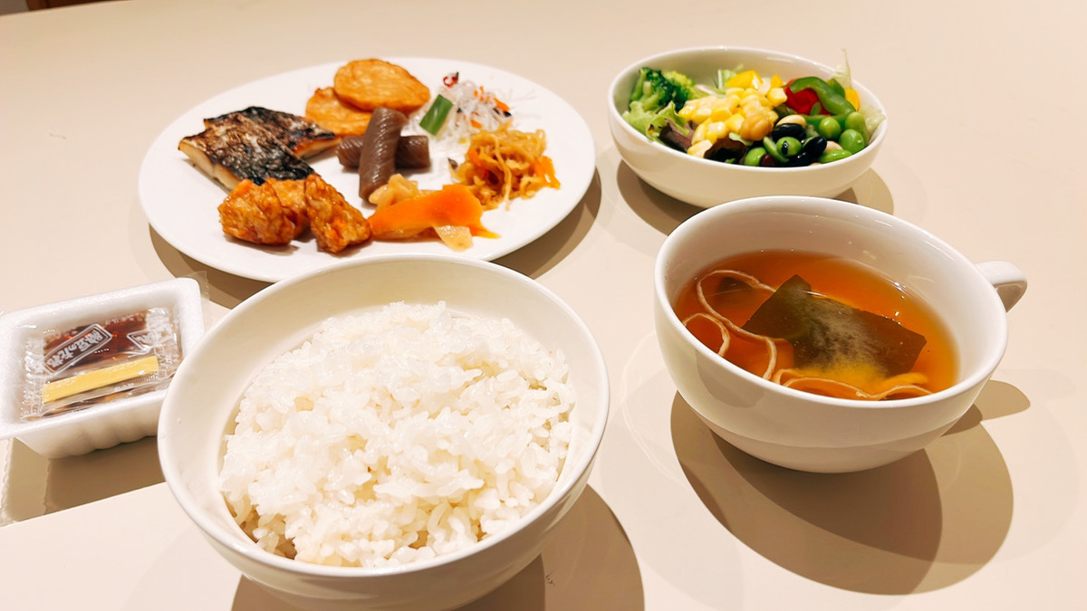 ■朝食ビュッフェ、焼き魚、厚揚げ、納豆など、和の食材も取り揃えております♪