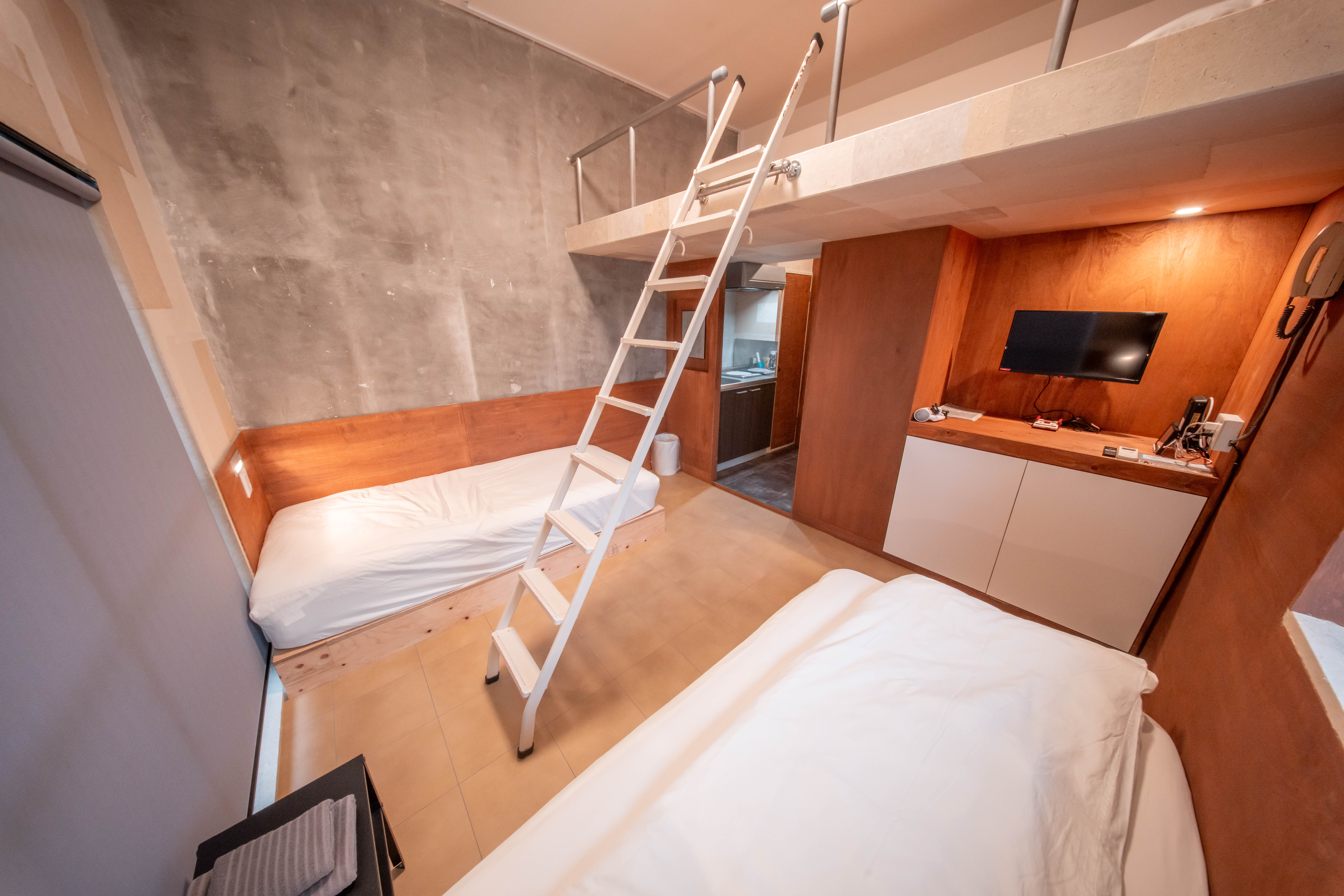 客室 お部屋のモニターはチューナーレステレビです。テレビ番組は見れません。