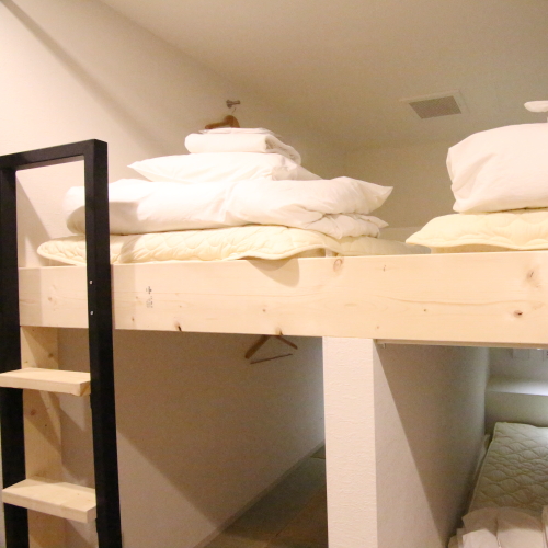 ■グループ・ファミリールーム一例（シャワー・トイレ共用）／プライベートな空間でお寛ぎください。