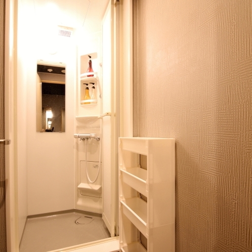 ■共有スペース／シャワールームは各客室階に設置しております（シャンプー、ボディソープ完備）