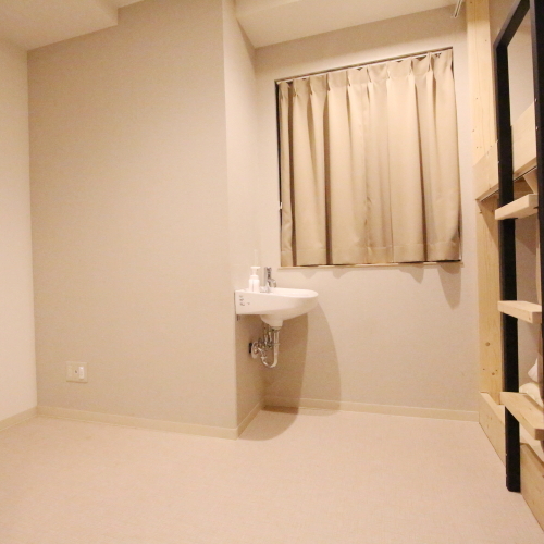 ■相部屋ドミトリールーム（シャワー・トイレ共用）／荷物スペースはゆったり空間