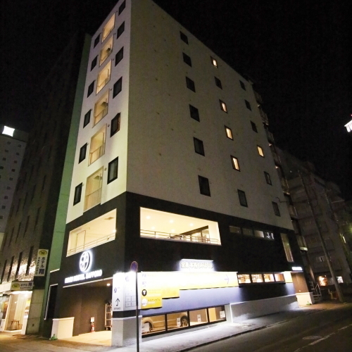 ■2018年12月新築オープン！いやすホステル外観（夜イメージ）
