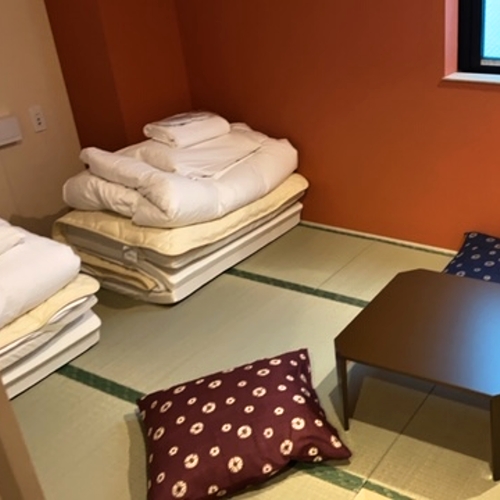 ■和トリプルルーム（シャワー・トイレ共用）／畳にマットレスとお布団を敷いてお休みただけます。