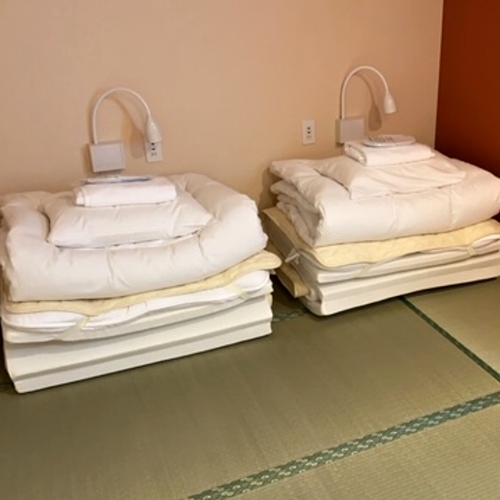 ■和ツインルーム（シャワー・トイレ共用）／畳にマットレスとお布団を敷いてお休みただけます。