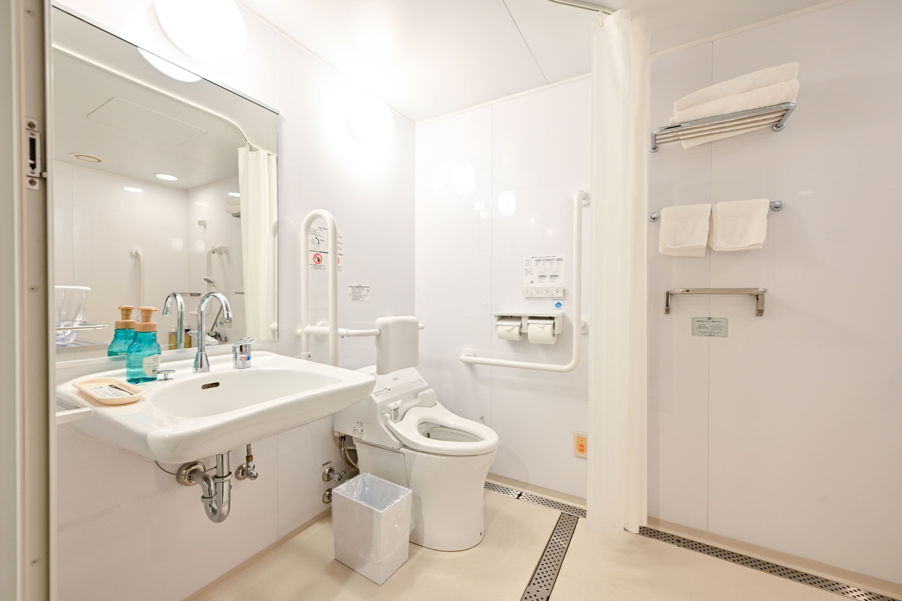 ユニバーサルルーム洗面トイレ