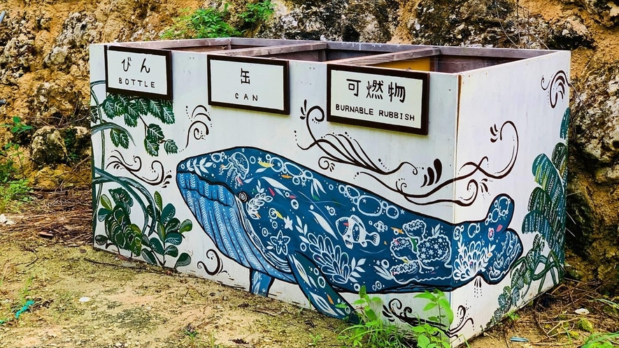 ◆美ら海のジンベイザメ描いた　ゴミ箱