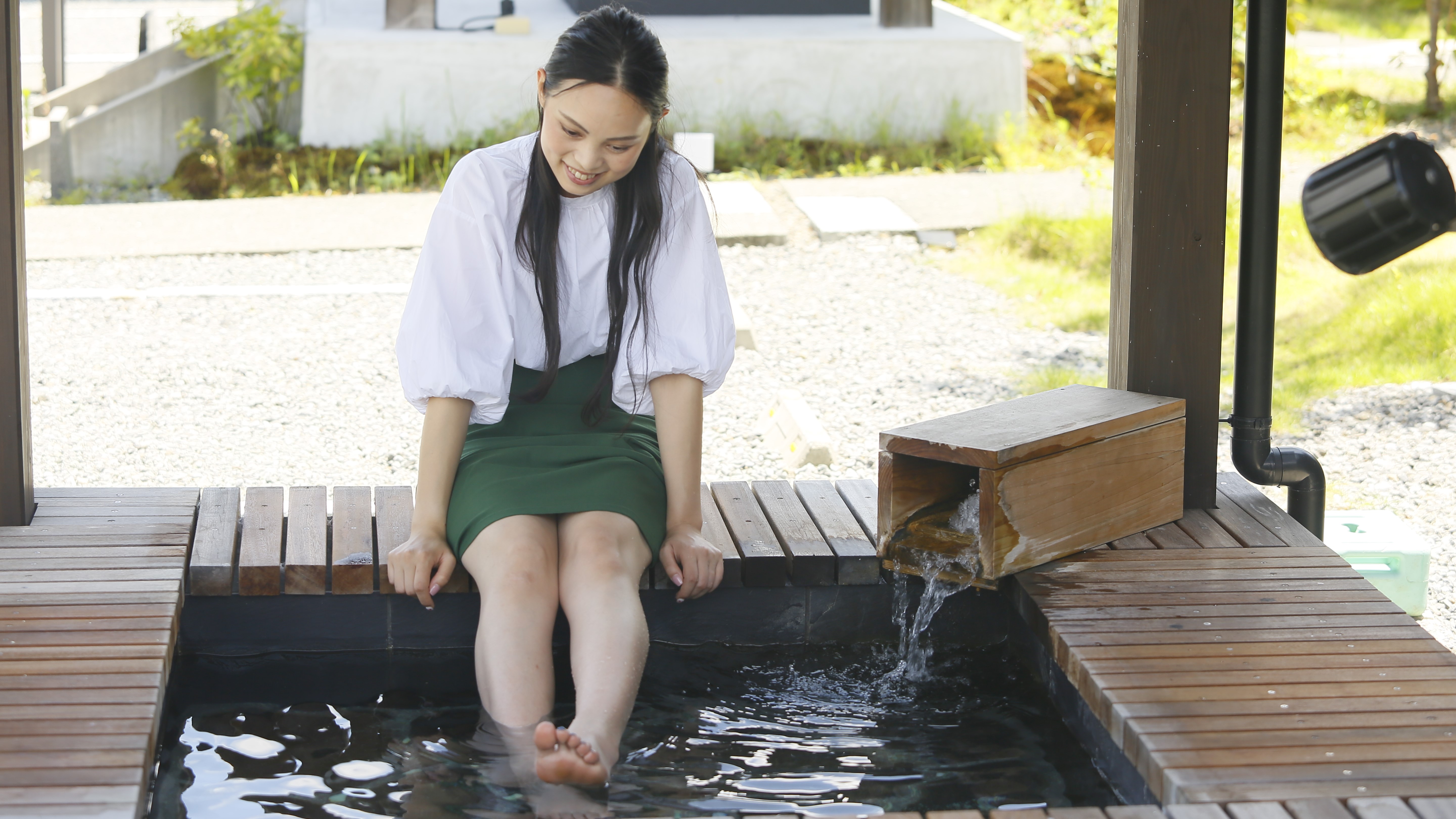 敷地内の【足湯】でもかけ流しの温泉をお楽しみ頂けます