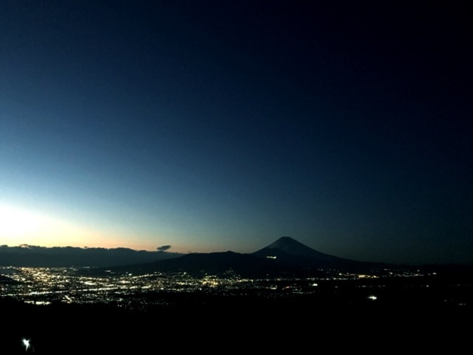 キラキラ夜景と富士山