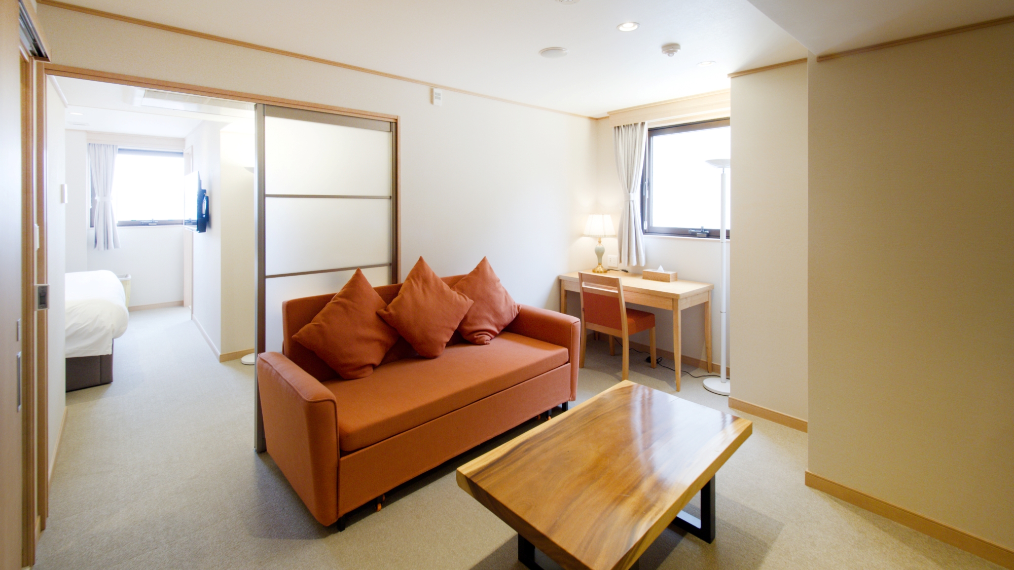 【デラックススイート／スイート】リラックスできるラウンジエリアがございます