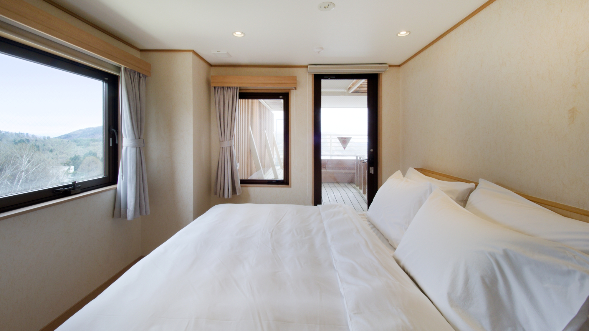 【雲海スイート】お部屋には専用の露天風呂があり、壮大な景色を楽しみながらご入浴いただけます