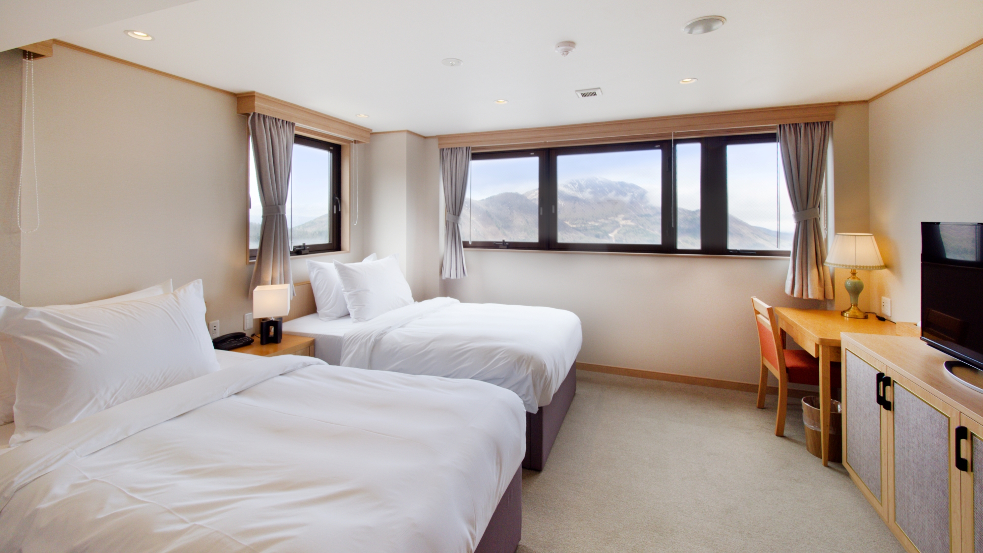 【デラックススイート／スイート】広々として快適なお部屋。出張やレジャー、リラクゼーションに最適です