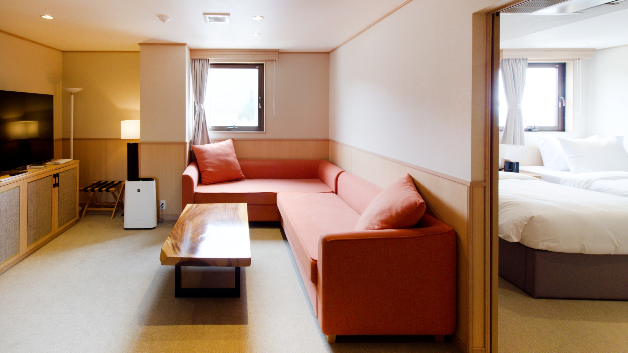 【デラックススイート／スイート】リラックスできるラウンジエリアがございます