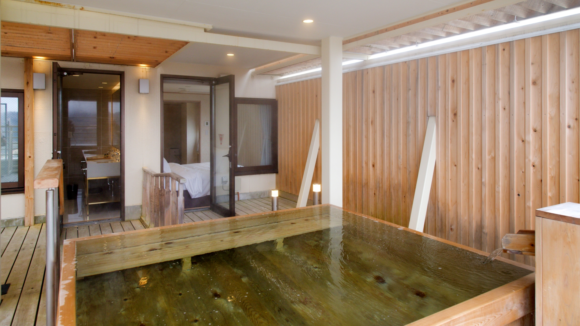 【雲海スイート】お部屋には専用の露天風呂があり、壮大な景色を楽しみながらご入浴いただけます