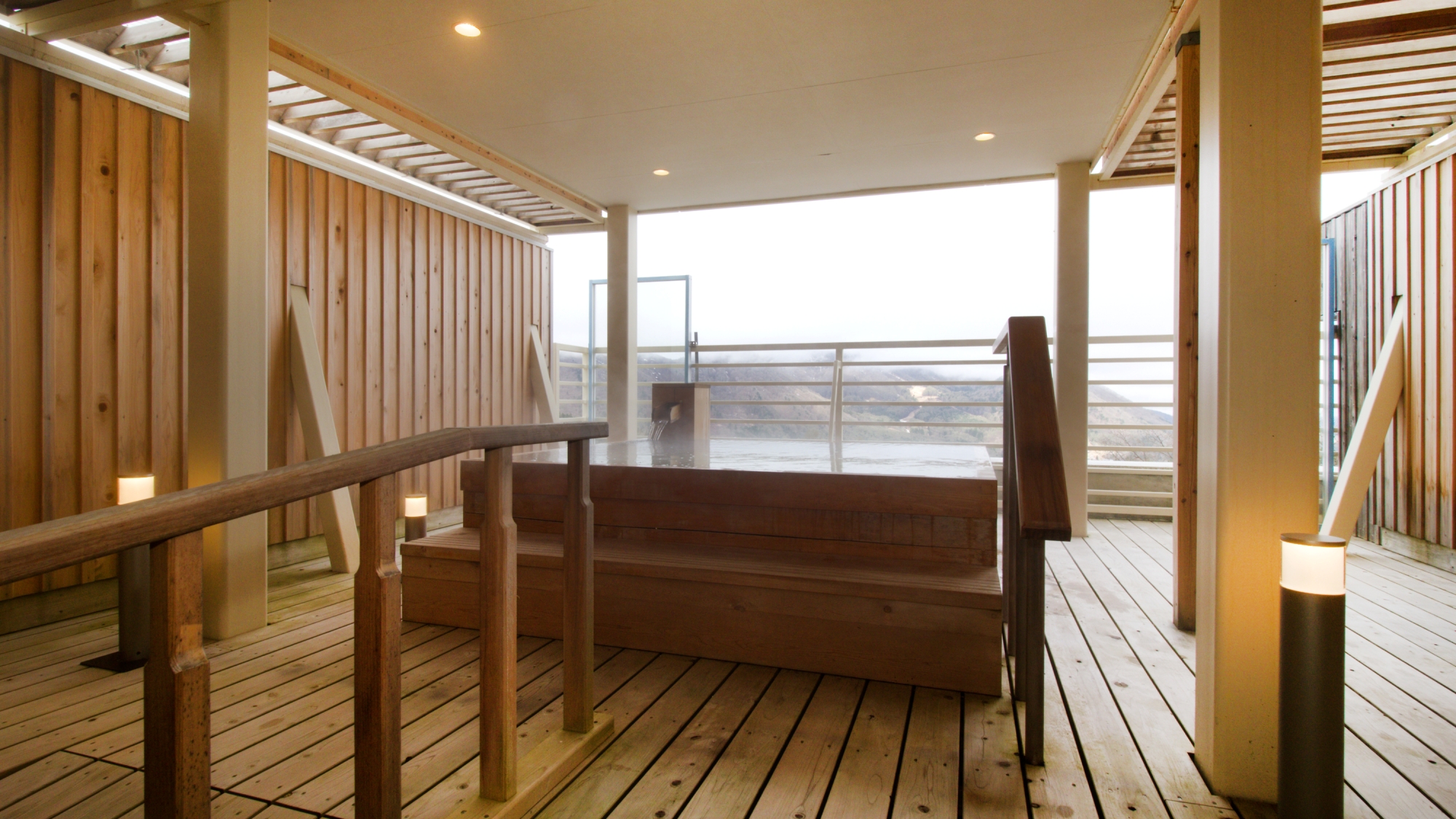 【雲海スイート】お部屋には専用の露天風呂があり、壮大な景色を楽しみながらご入浴いただけます