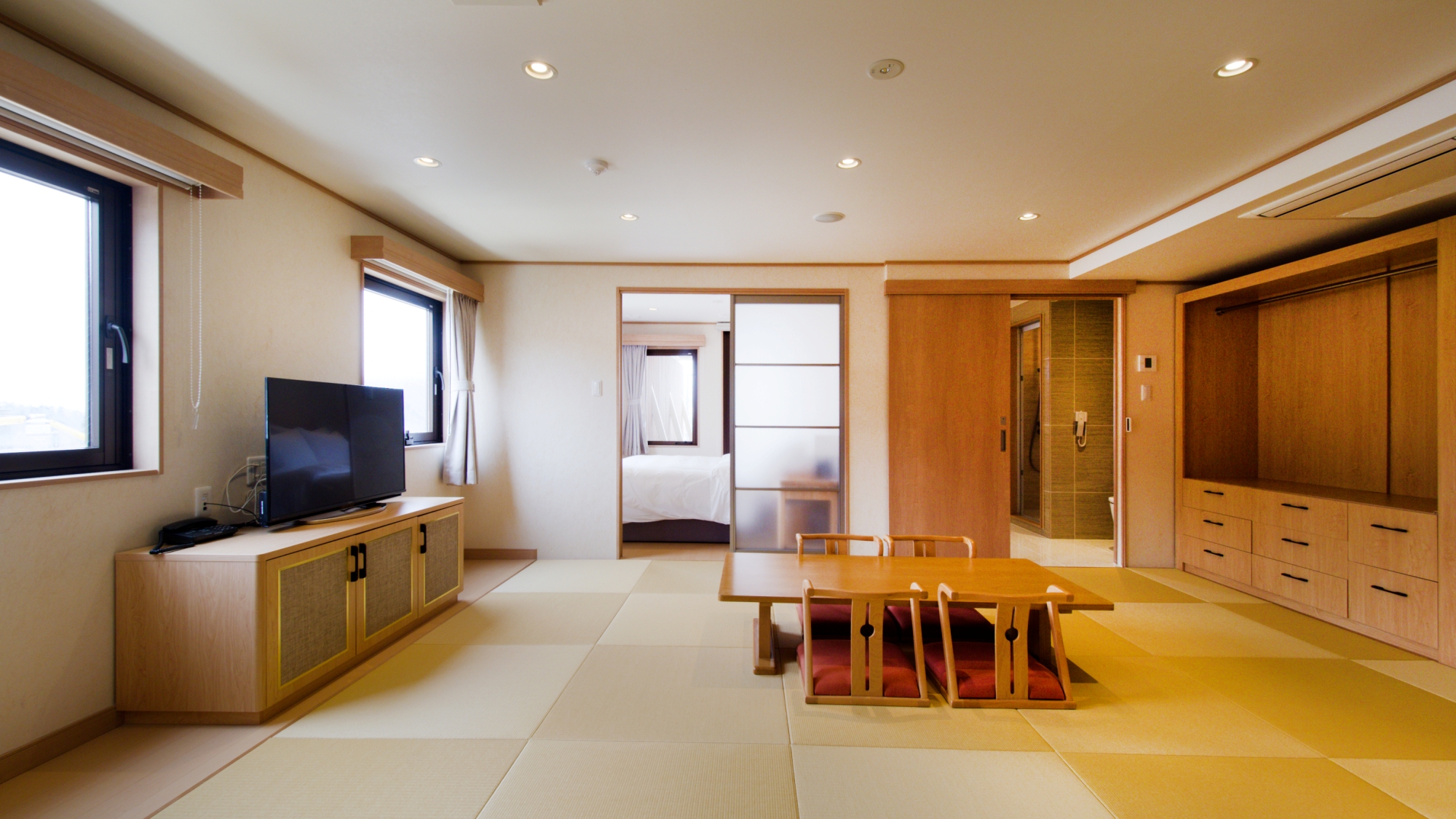 【雲海スイート】温かな畳のお部屋で、カジュアルさと快適さを兼ね備えた空間になっております