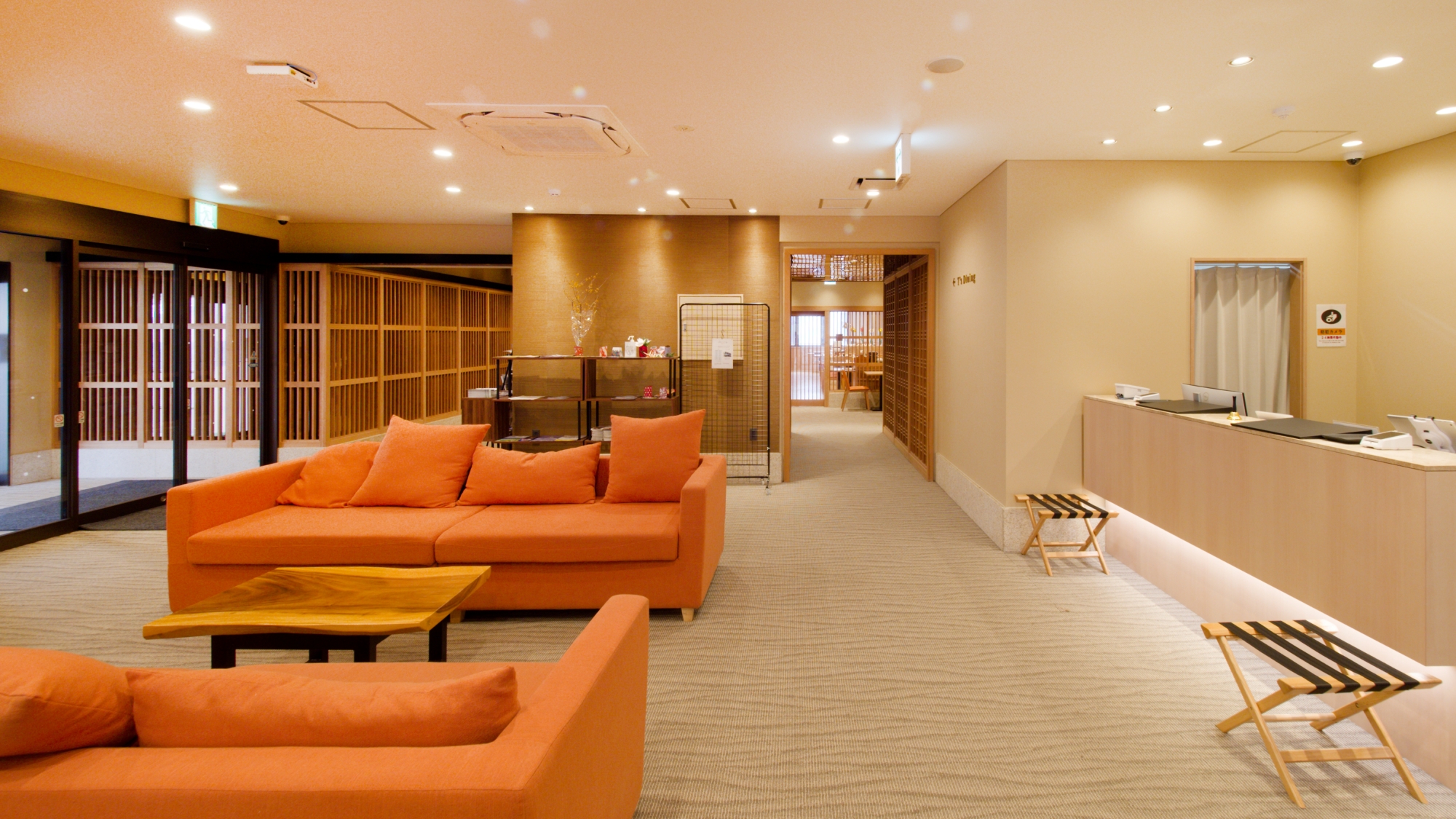 【ロビー】笑顔でお客様をお出迎えいたします