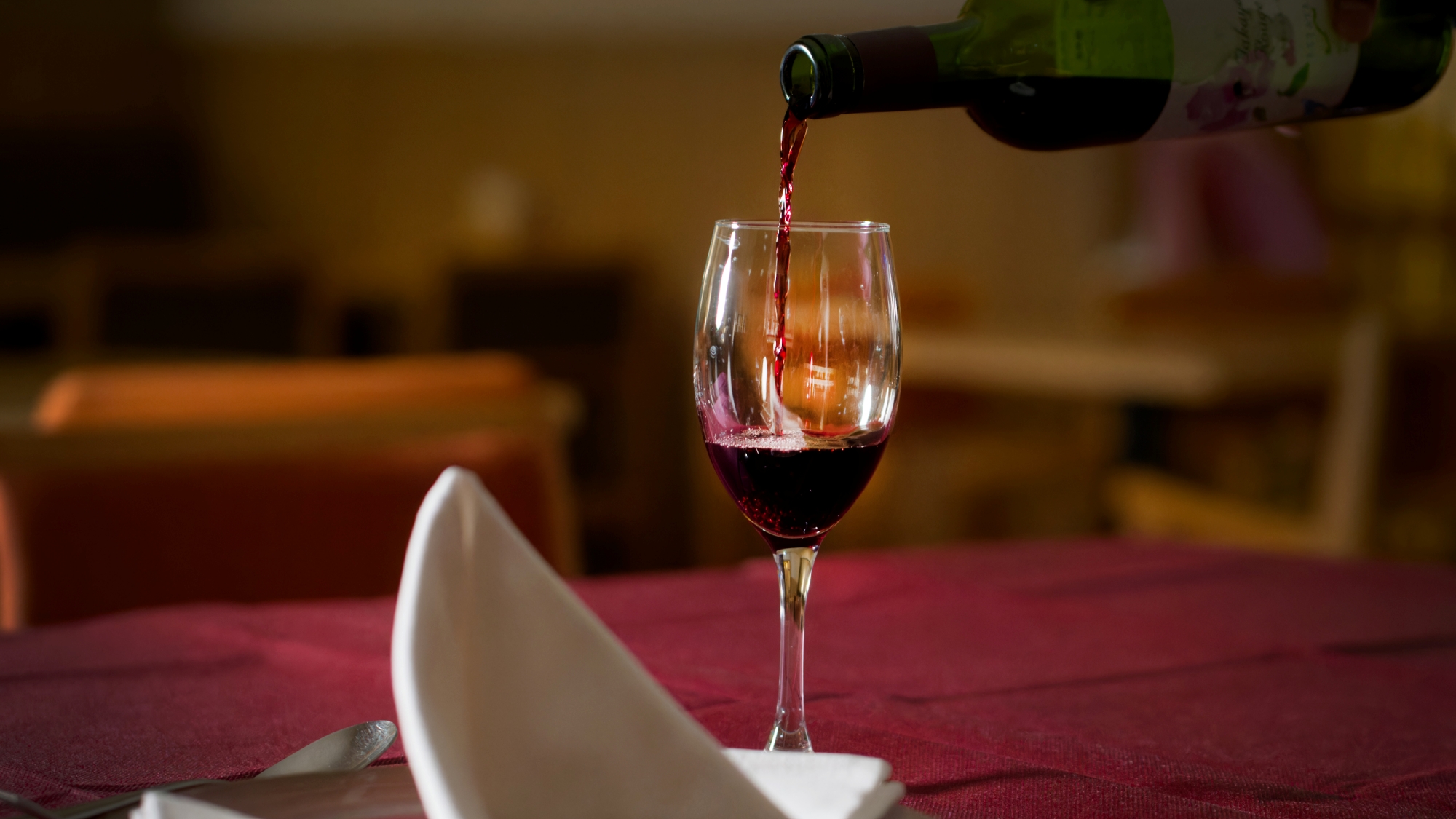 ご夕食とご一緒にワインをどうぞ。