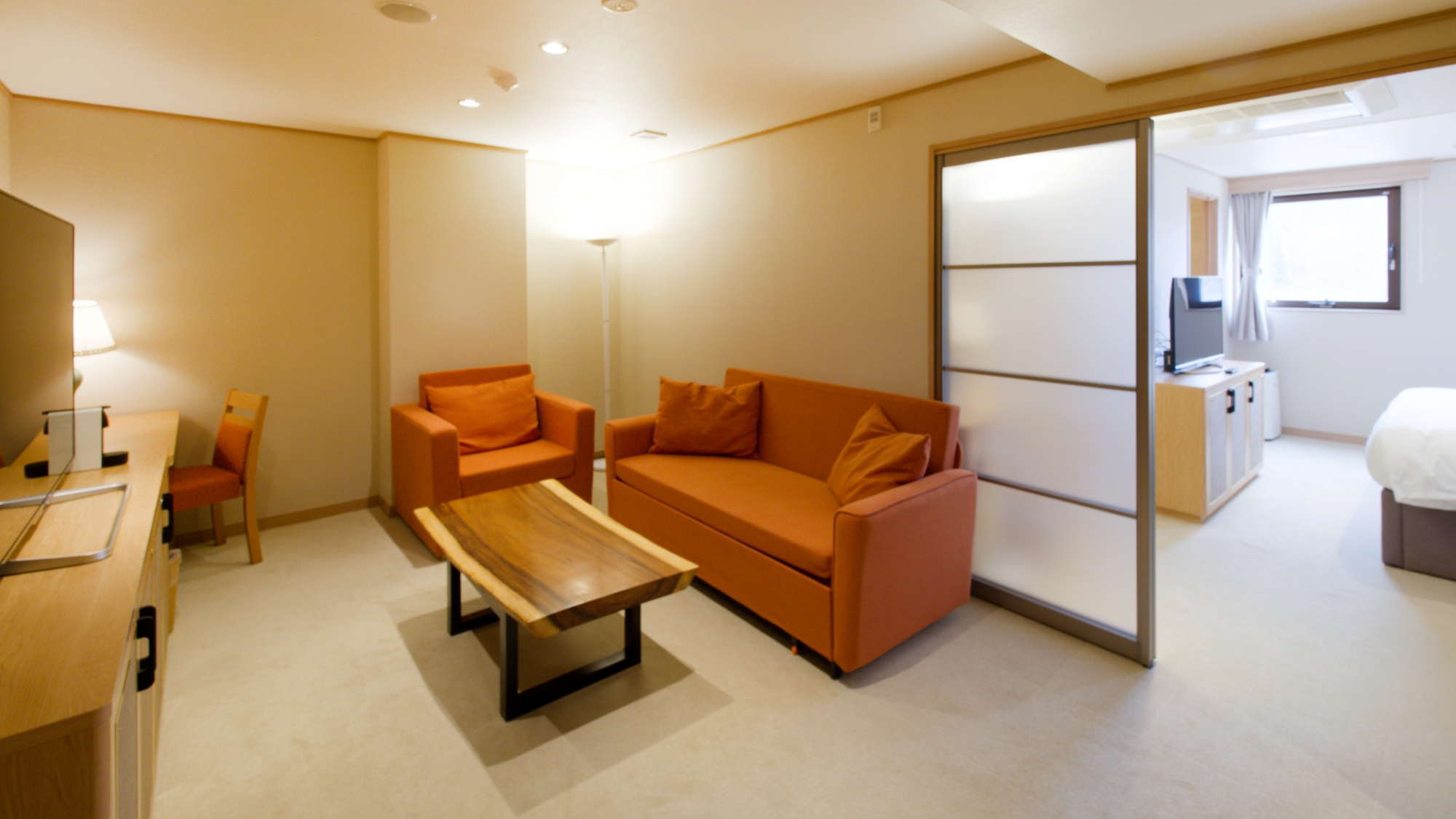 【デラックススイート／スイート】リラックスできるラウンジエリアがございます