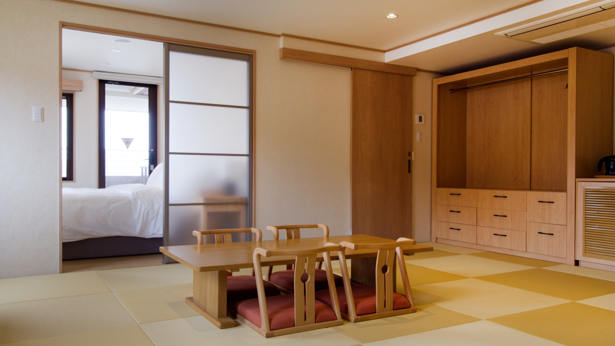 【雲海スイート】温かな畳のお部屋で、カジュアルさと快適さを兼ね備えた空間になっております