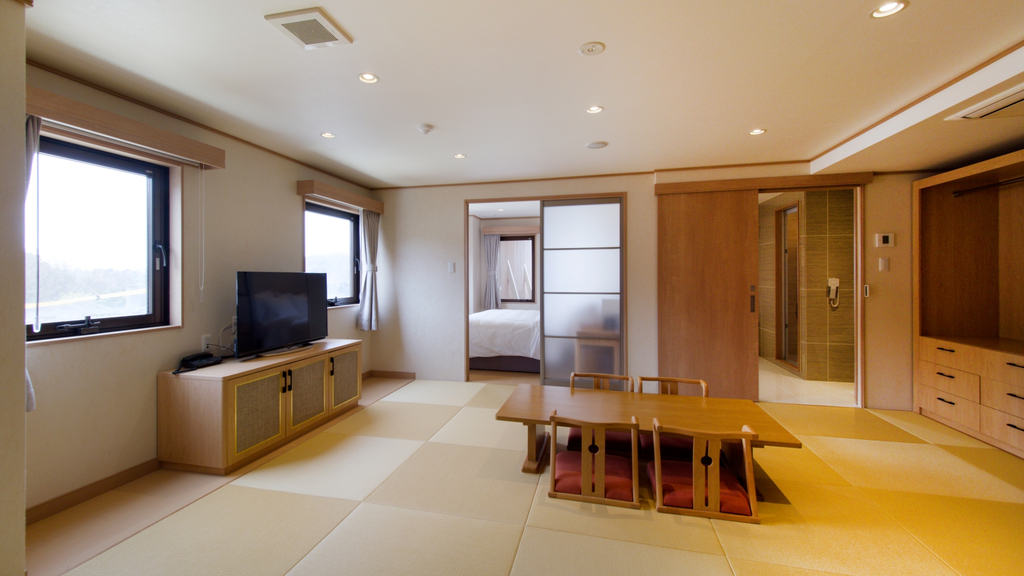 【雲海スイート】温かな畳のお部屋で、カジュアルさと快適さを兼ね備えた空間になっております