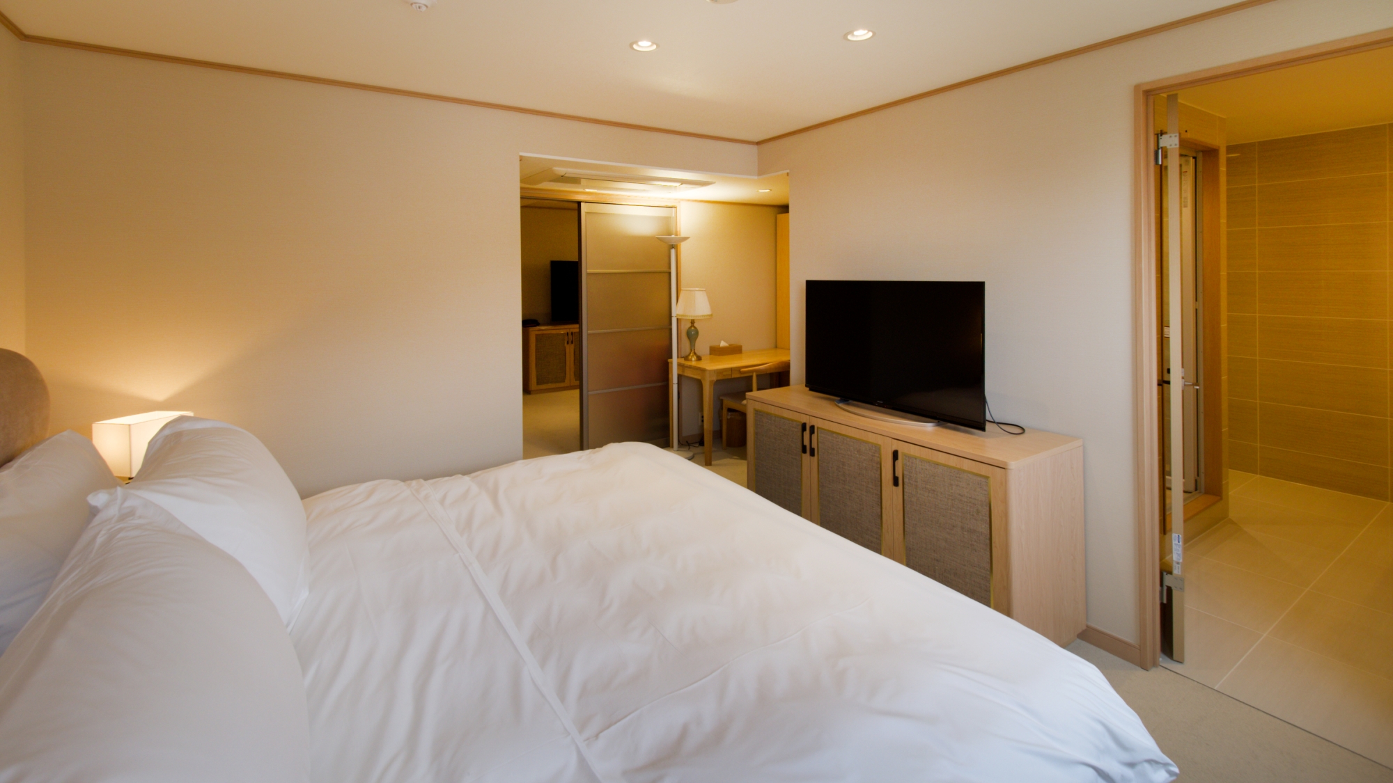 【デラックススイート／スイート】広々として快適なお部屋。出張やレジャー、リラクゼーションに最適です