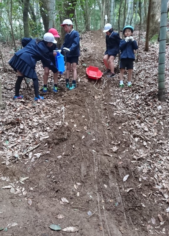 「佐藤家つつじ園」キッズ広場と森林セラピー