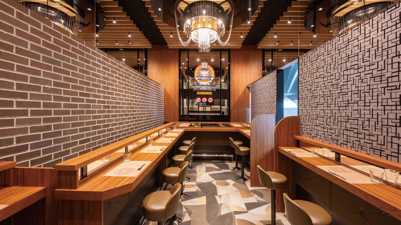 「アパ社長カレー横浜ベイタワー店」店内