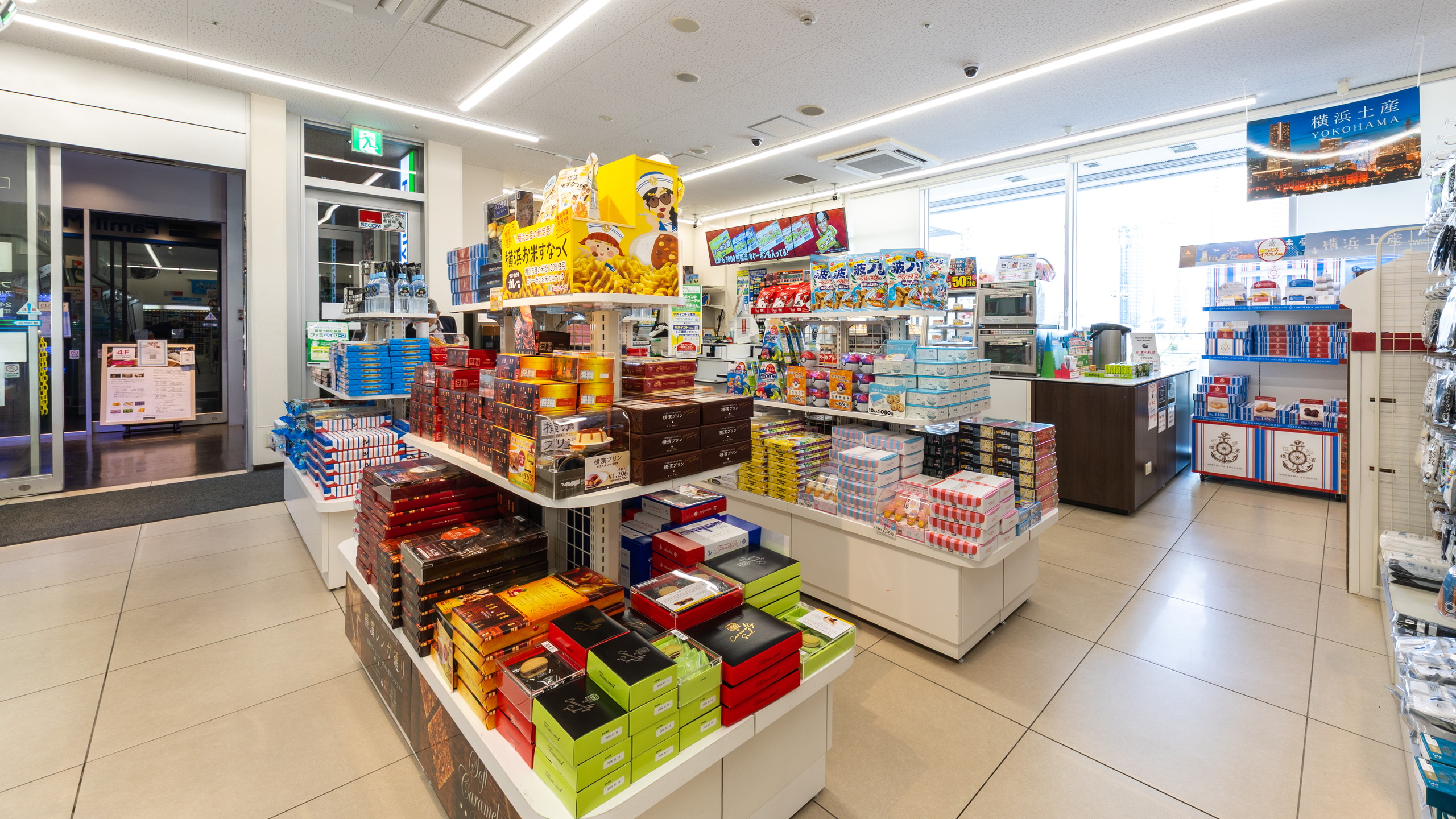 4F 24時間営業「ファミリーマート」WEST店　お土産