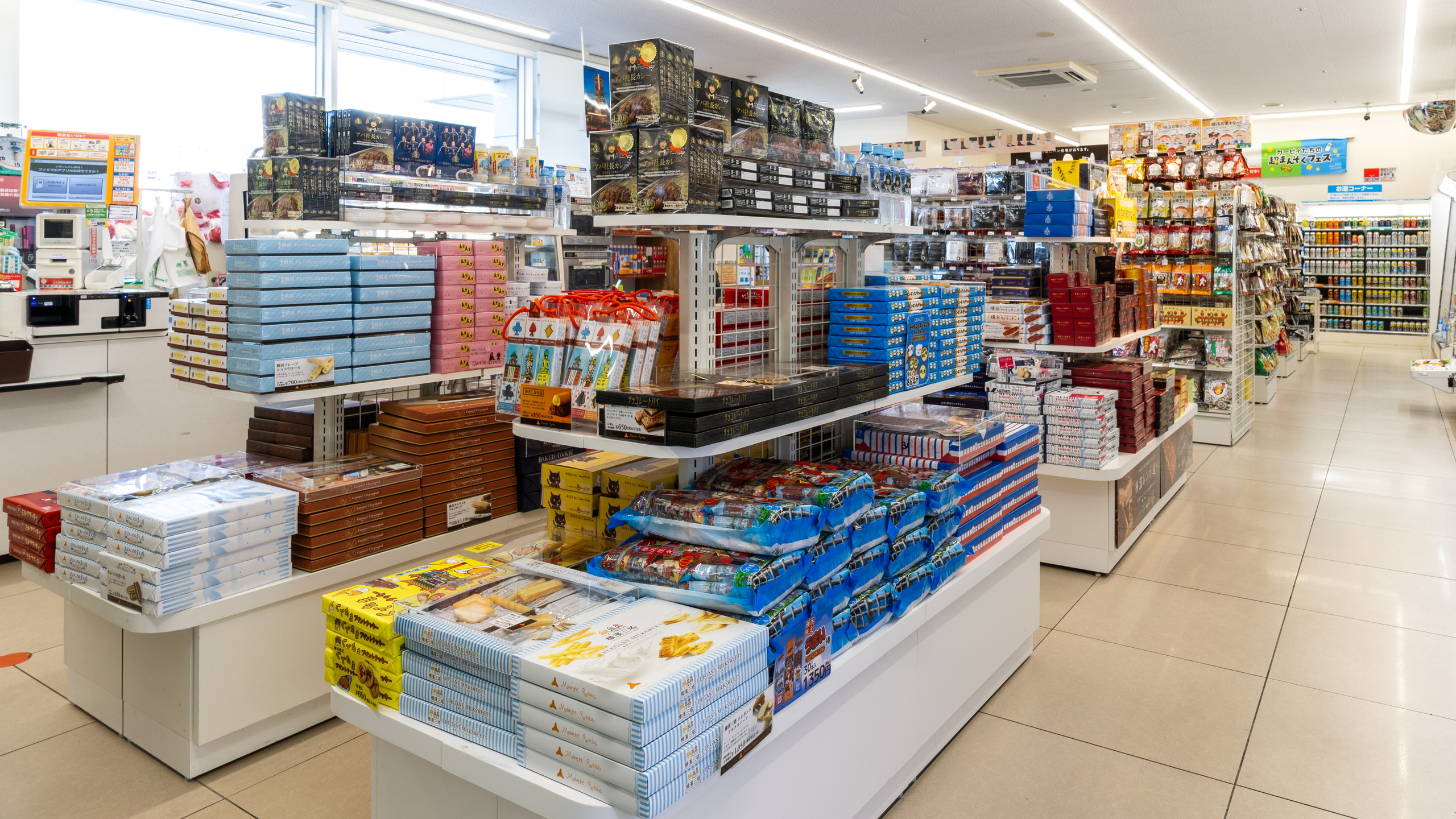 4F 24時間営業「ファミリーマート」WEST店　お土産