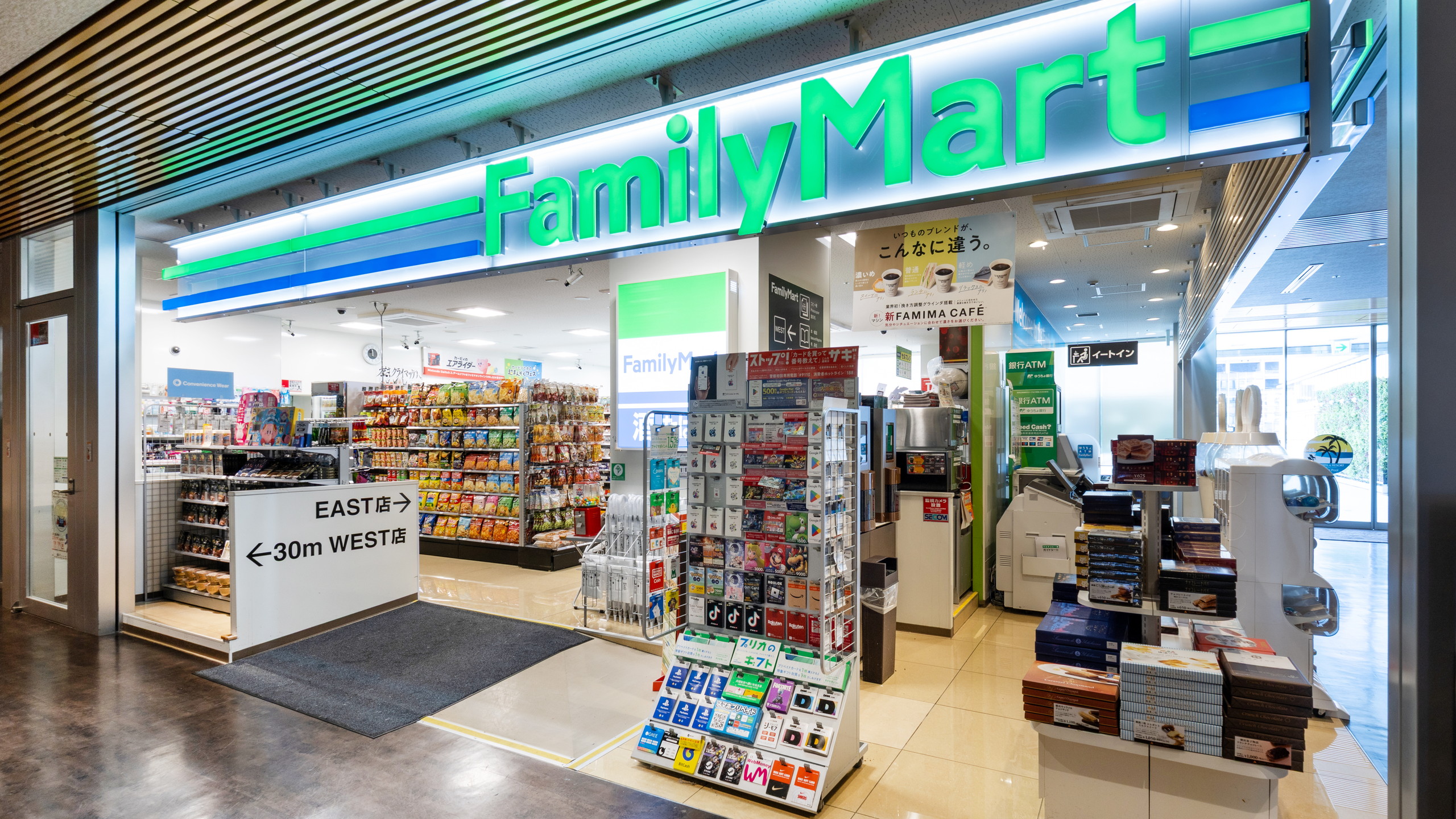 4F 24時間営業「ファミリーマート」EAST店
