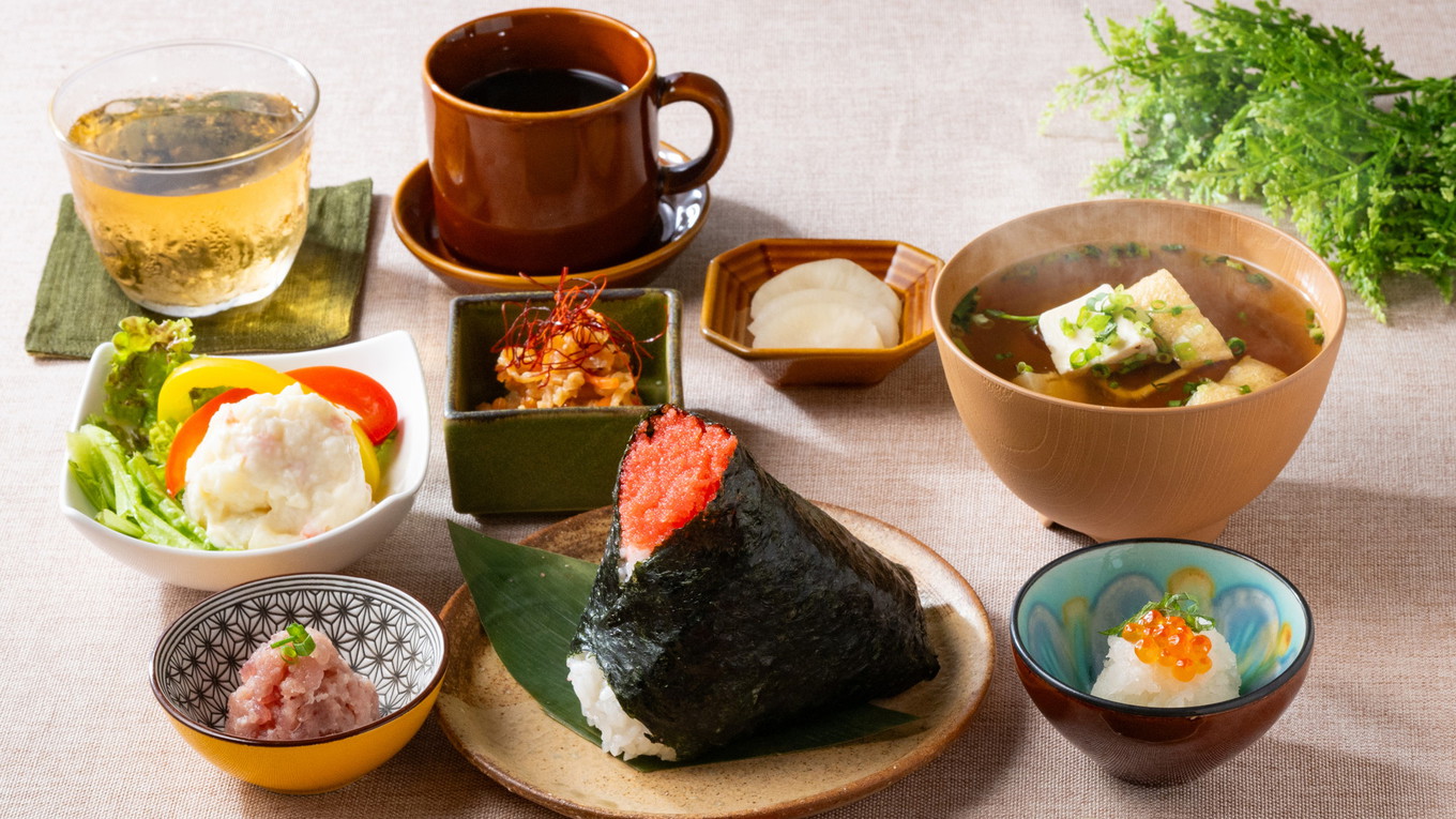 おにぎりと8品の小さなごちそう