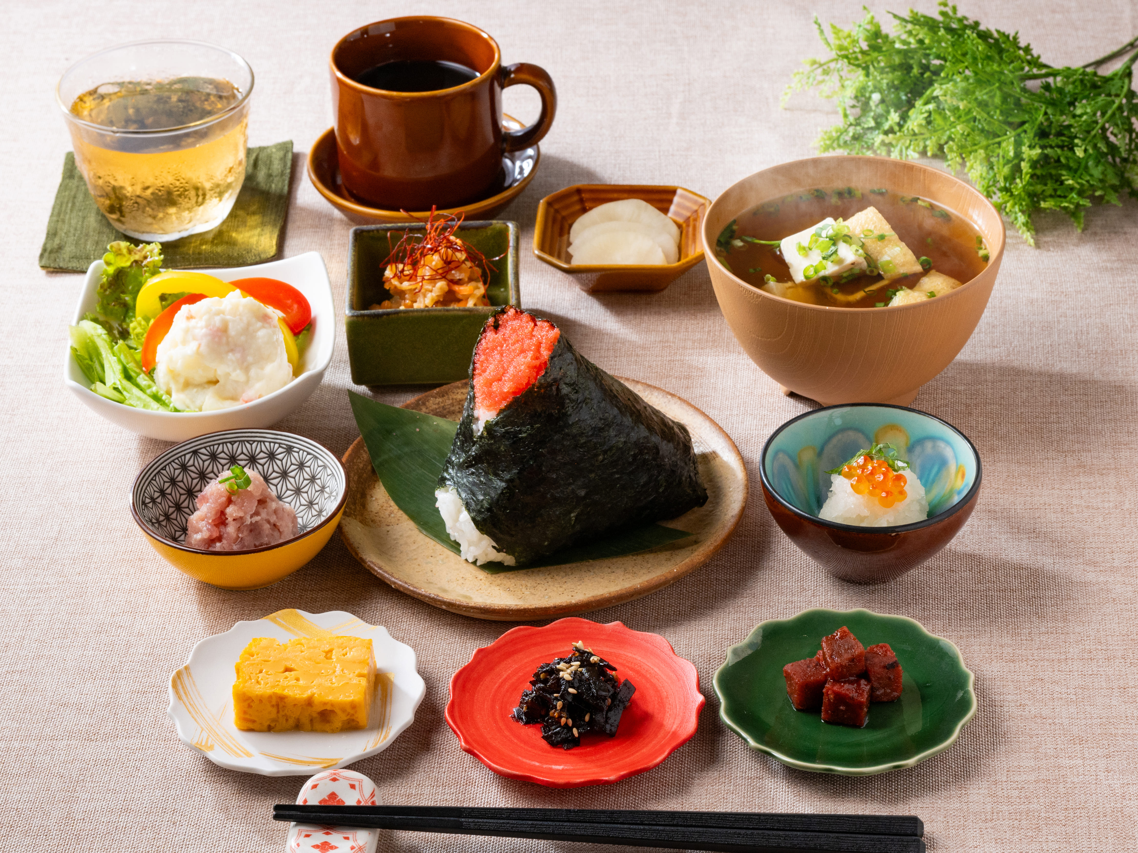 おにぎりと８品の小さなごちそう