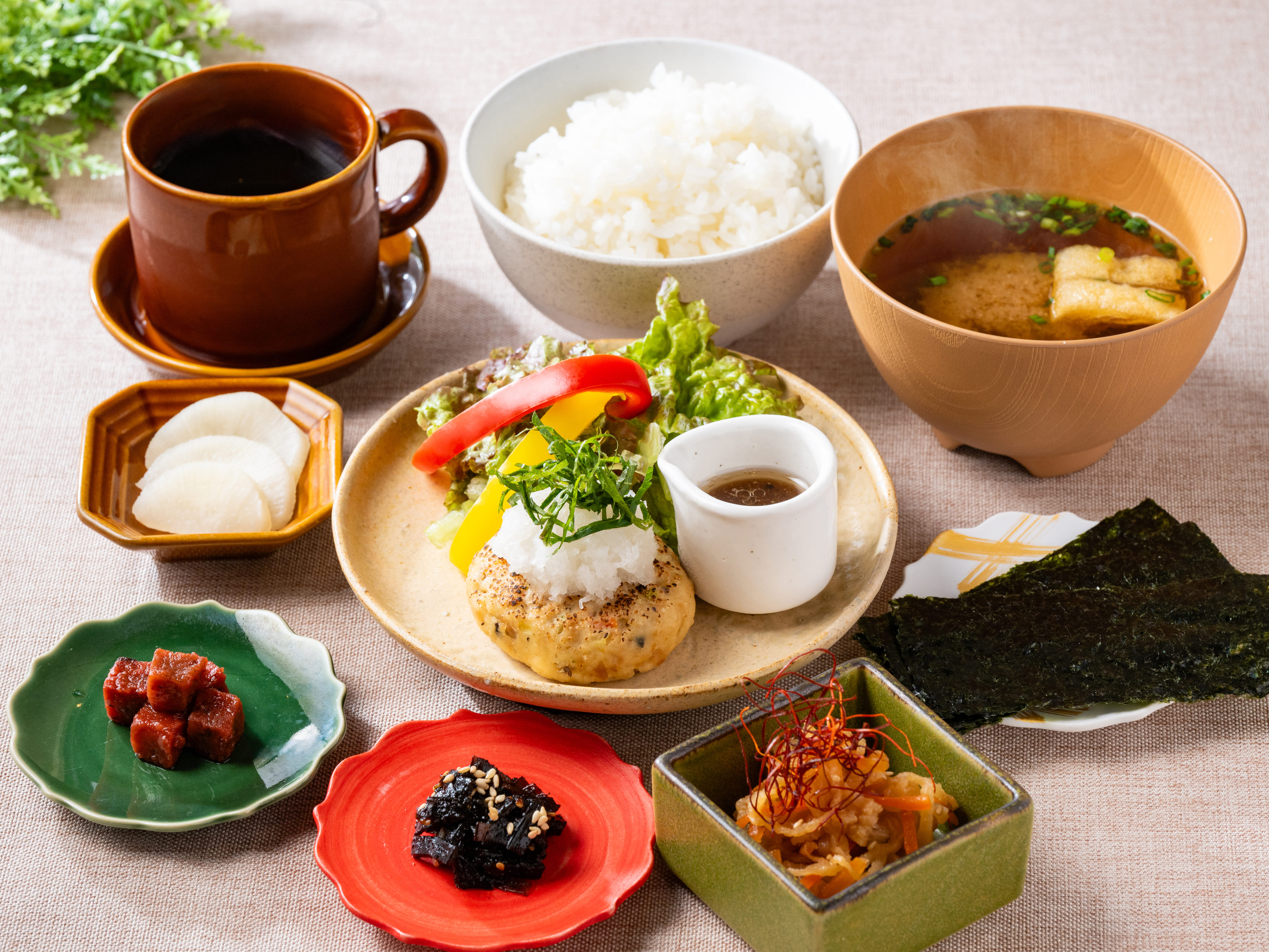 鶏豆腐ハンバーグと３つの小鉢