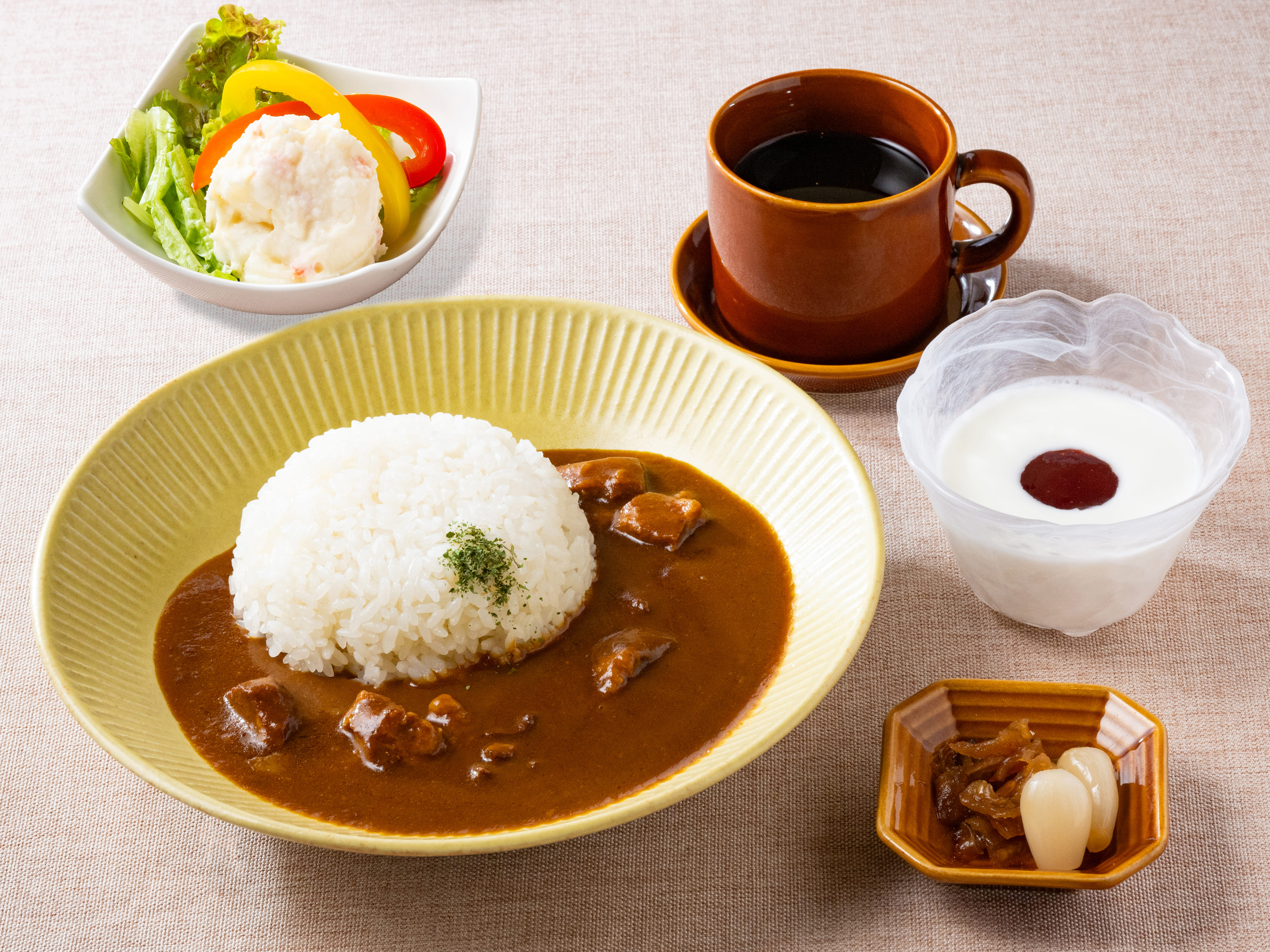 特製カレーと小鉢の朝ご飯