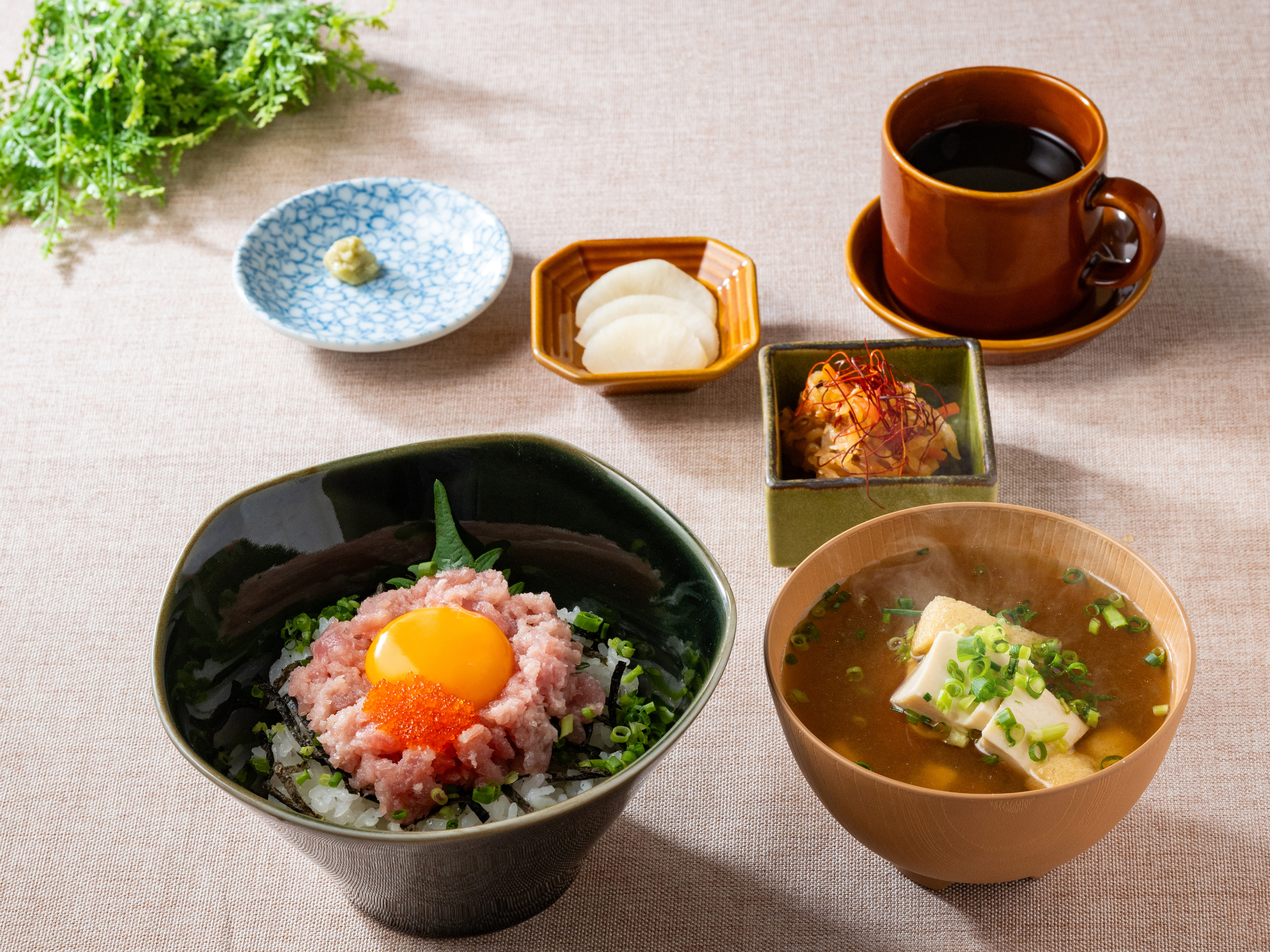 とろたまネギトロ丼と小鉢