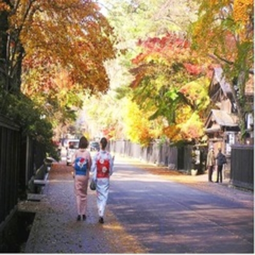 女性と武家屋敷紅葉