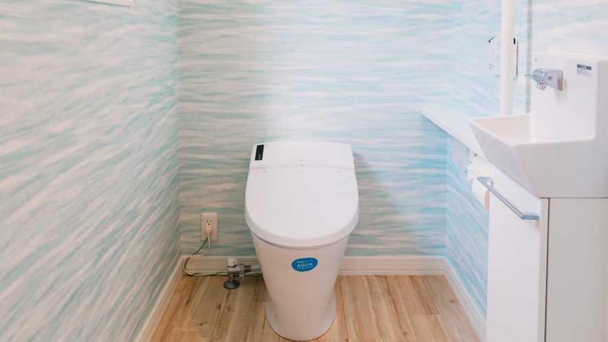 ・【トイレ】水色の壁は波をイメージさせます。温水洗浄便座完備
