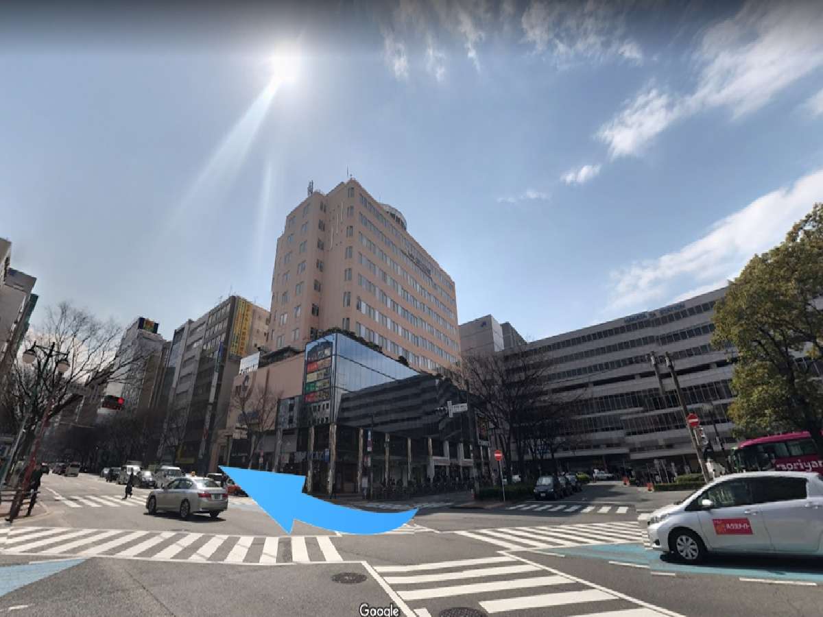 筑紫口東6番を出て直ぐの大きな交差点を右に進みます。