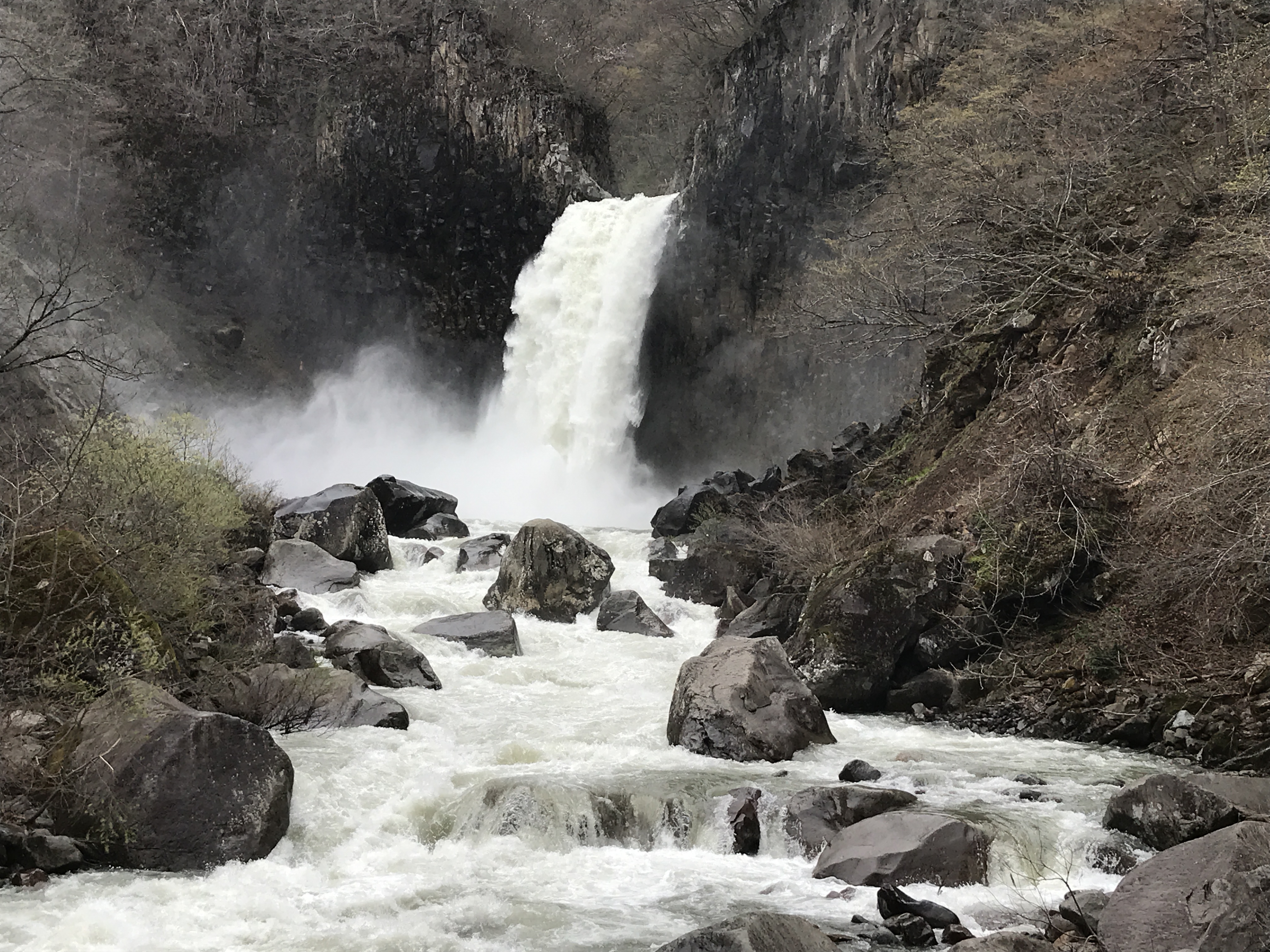 苗名滝  Naena Fall